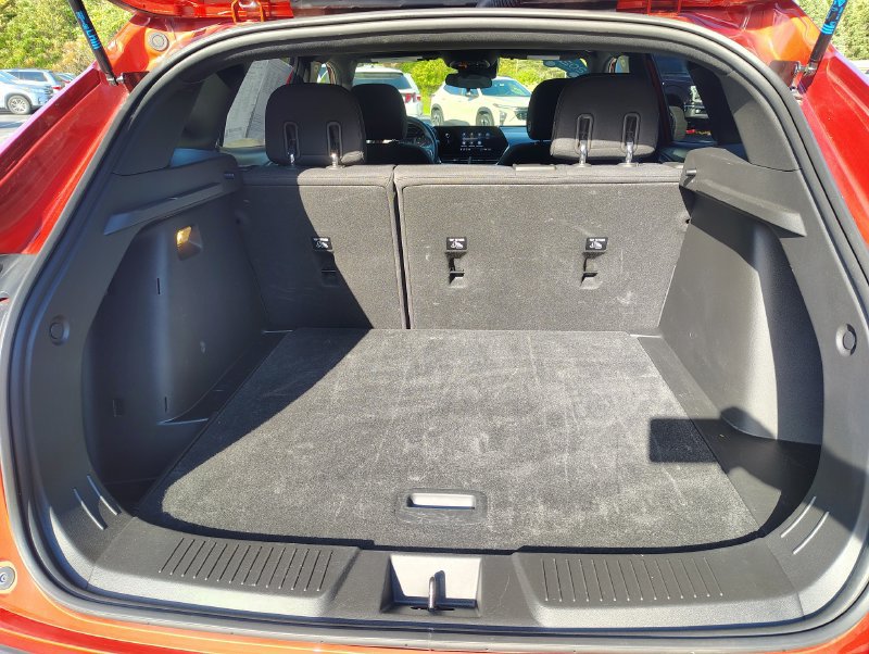 Used 2024 Chevrolet Trax RS w/ Sunroof Package FWD image 35