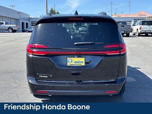 Used 2025 Chrysler Pacifica Limited FWD image 25