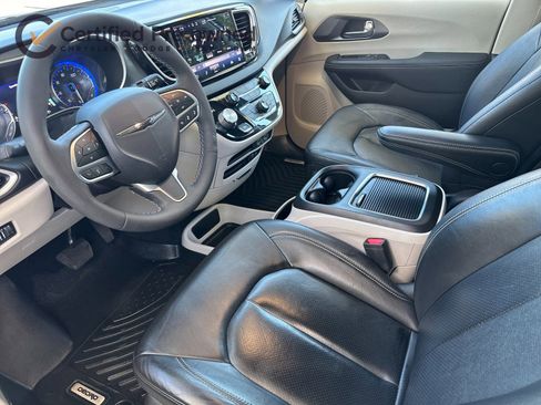 Used 2022 Chrysler Pacifica Touring-L FWD image 11
