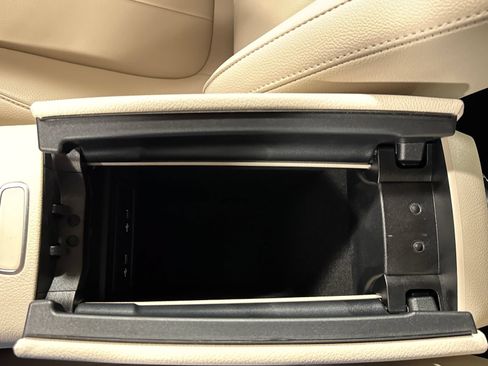 Used 2022 Mercedes-Benz EQB 300 4MATIC image 32