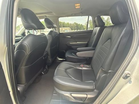 Used 2023 Toyota Highlander XLE AWD/4WD image 26