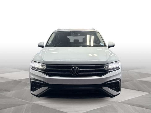 Certified 2024 Volkswagen Tiguan SE w/ Panoramic Sunroof Package FWD image 3