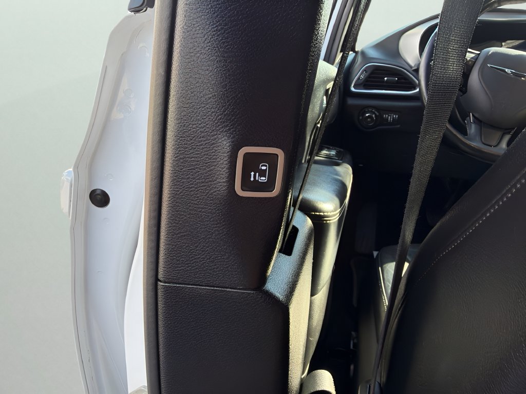 Used 2019 Chrysler Pacifica Touring-L Plus w/ S Appearance Package FWD image 11