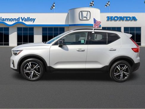 Used 2024 Volvo XC40 B5 Core image 7