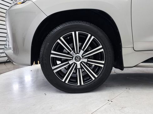 Used 2018 Lexus LX 570 4WD w/ Luxury Package image 17