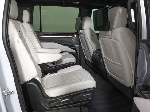 Used 2026 Cadillac Escalade ESV Platinum Sport w/ LPO, ONYX Package AWD/4WD image 9