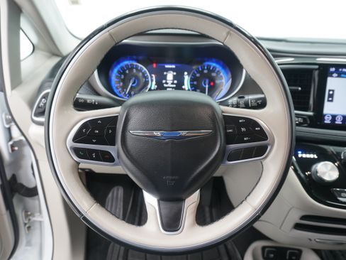 Used 2018 Chrysler Pacifica Limited FWD image 45