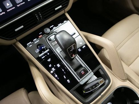 Certified 2022 Porsche Cayenne Platinum Edition image 18