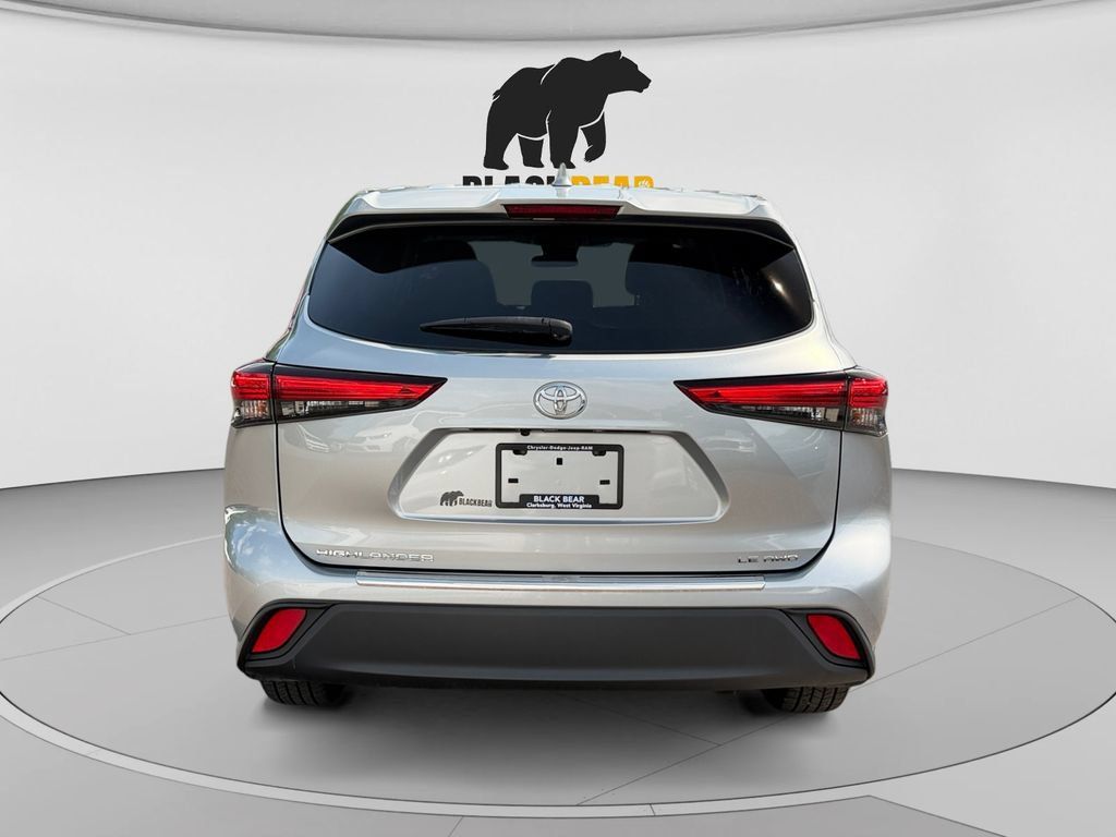 Used 2020 Toyota Highlander LE AWD/4WD image 4