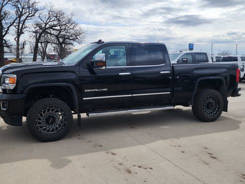 Used 2017 GMC Sierra 2500 Denali w/ Duramax Plus Package AWD/4WD image 10