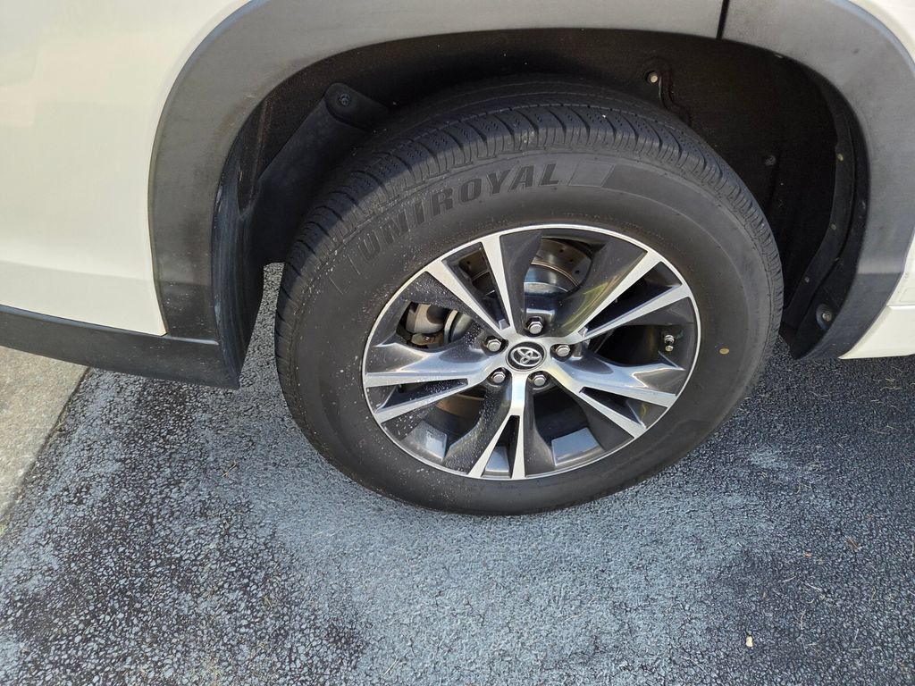 Used 2018 Toyota Highlander LE FWD image 9