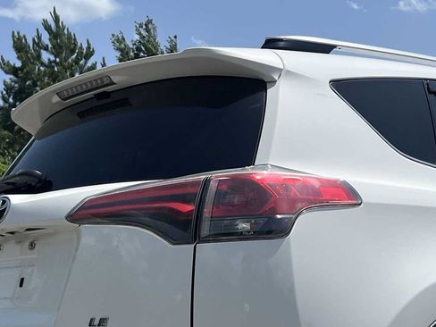 Used 2017 Toyota RAV4 LE AWD/4WD image 20
