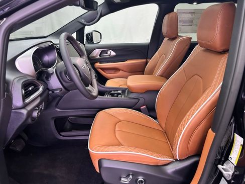 New 2026 Chrysler Pacifica Pinnacle image 18
