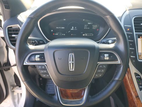 Used 2019 Lincoln Nautilus Select image 14