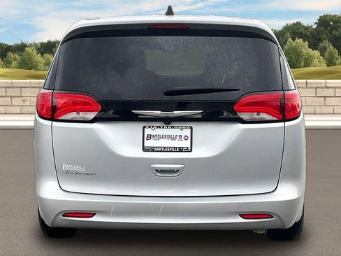 Used 2023 Chrysler Voyager LX FWD image 4
