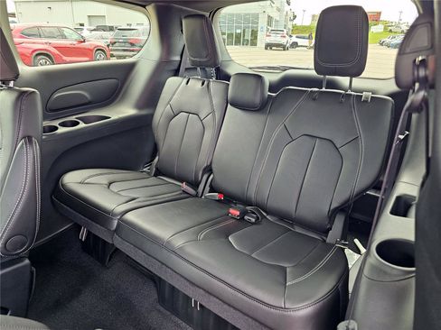 New 2027 Chrysler Pacifica Select FWD image 32