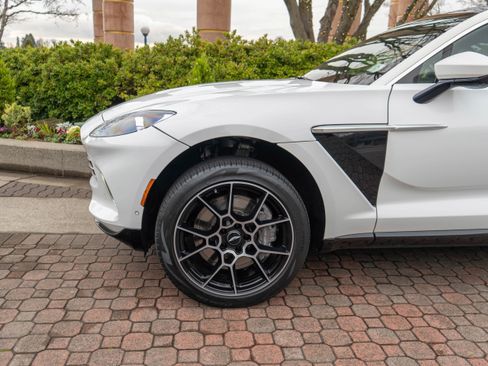 Used 2021 Aston Martin DBX image 4