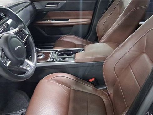 Used 2018 Jaguar XF R-Sport image 9
