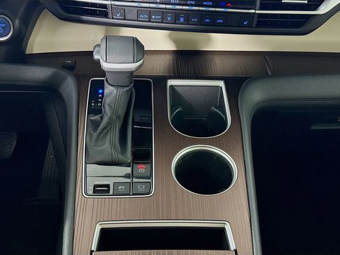 Used 2024 Toyota Sienna XLE image 39