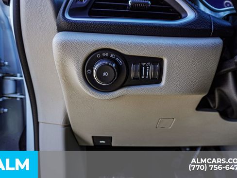 Used 2024 Chrysler Pacifica Select image 37