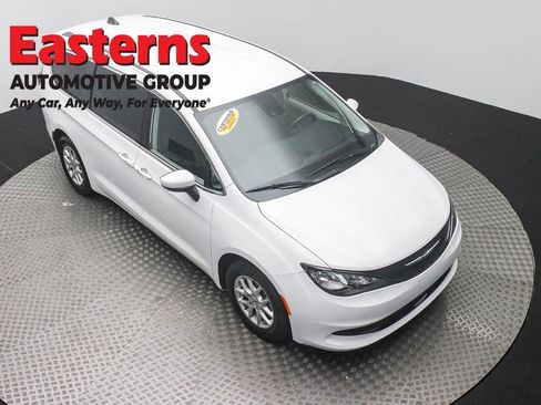 Used 2023 Chrysler Voyager LX FWD image 3