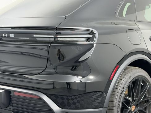 Certified 2026 Porsche Macan Electric RWD image 13