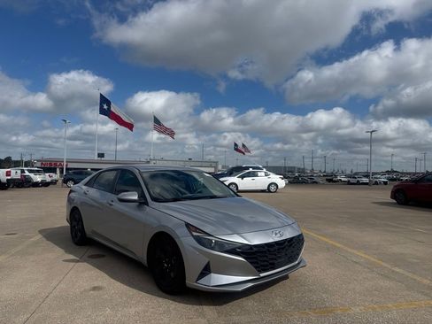 Used 2021 Hyundai Elantra SEL w/ Convenience Package FWD image 2