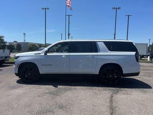 Used 2026 Chevrolet Suburban High Country AWD/4WD image 6