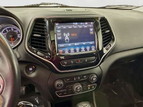 Used 2019 Jeep Cherokee Limited w/ Luxury Group image 15