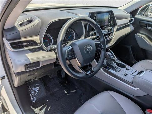 Used 2020 Toyota Highlander XLE AWD/4WD image 9