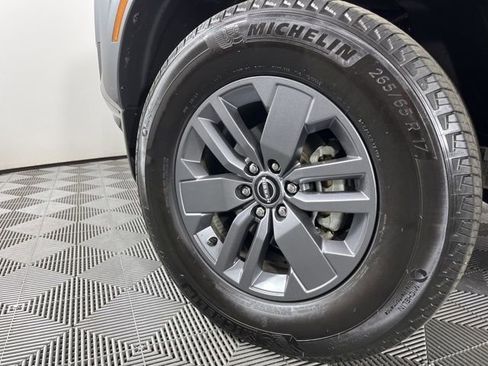 Used 2025 Nissan Frontier SV w/ SV Convenience Package RWD image 13