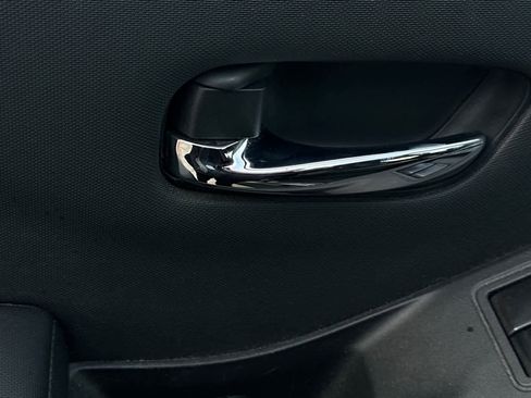 Used 2024 Nissan Frontier SV image 13