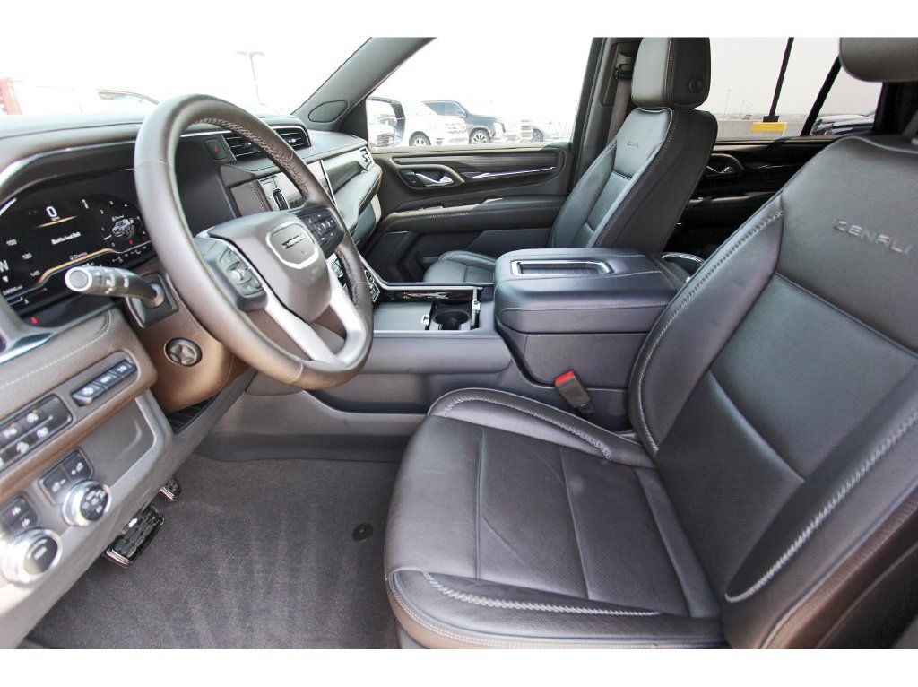 Used 2023 GMC Yukon Denali AWD/4WD image 6