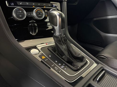 Used 2017 Volkswagen Golf R 4-Door AWD/4WD image 16