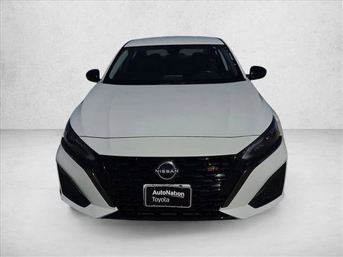 Used 2024 Nissan Altima 2.5 SR FWD image 2