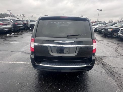 Used 2016 Chrysler Town & Country Limited image 4