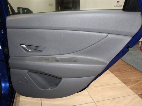 Used 2021 Hyundai Elantra SE FWD image 32