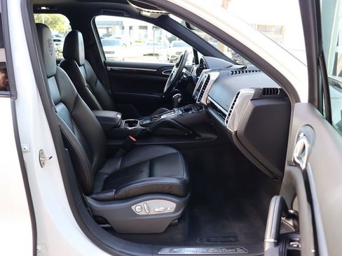 Used 2018 Porsche Cayenne Platinum Edition image 32