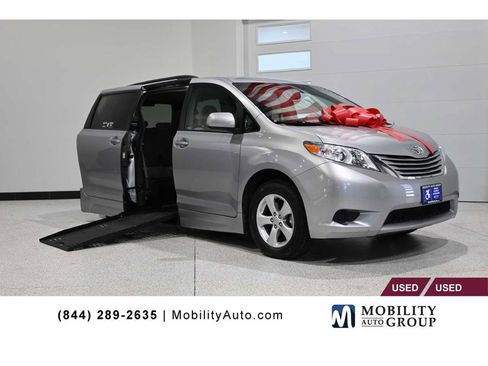 Used 2016 Toyota Sienna LE FWD image 1