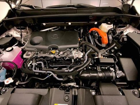 Used 2024 Toyota Venza XLE image 9