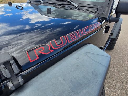 Used 2015 Jeep Wrangler Unlimited Rubicon w/ Connectivity Group image 9