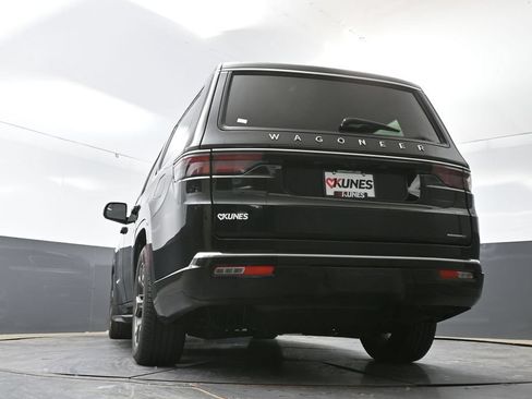 Used 2024 Jeep Wagoneer Series III AWD/4WD image 59