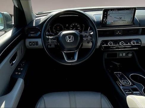 Used 2025 Honda Pilot Touring image 8