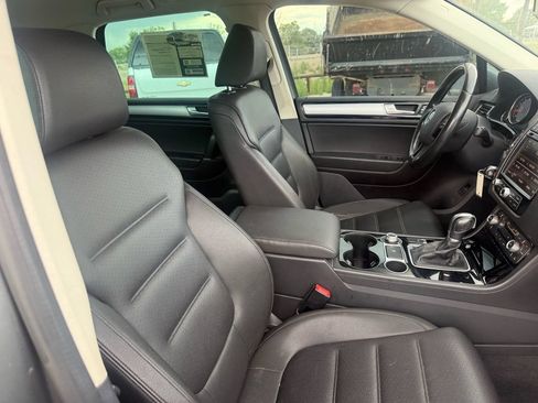 Used 2016 Volkswagen Touareg Sport AWD/4WD image 14
