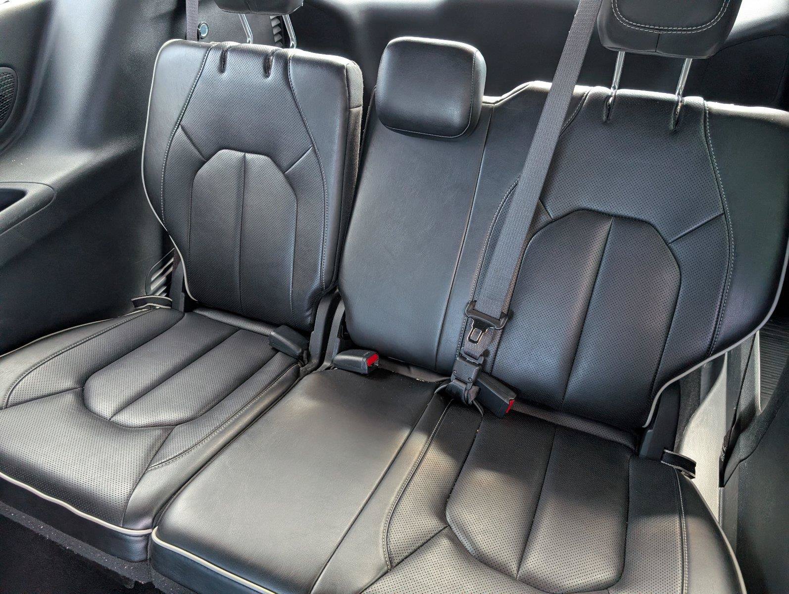 Used 2025 Chrysler Pacifica Limited FWD image 35