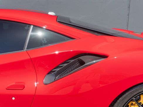Used 2019 Ferrari 488 Pista Coupe RWD image 20