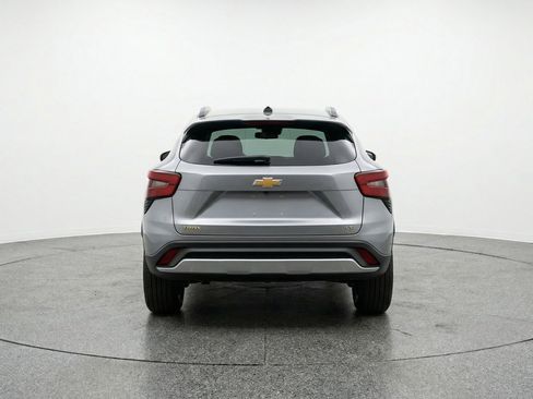 Used 2025 Chevrolet Trax LT FWD image 7