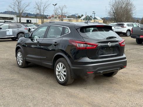 Used 2020 Nissan Rogue Sport SV image 3