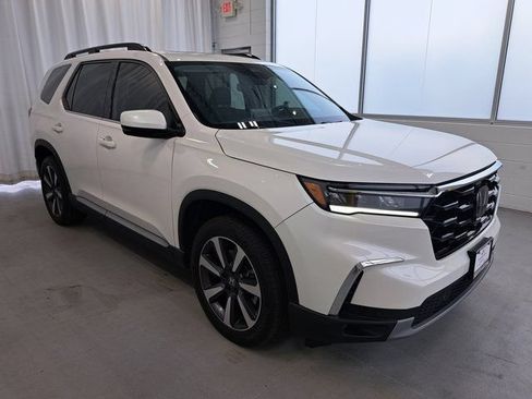 Used 2025 Honda Pilot Touring image 4
