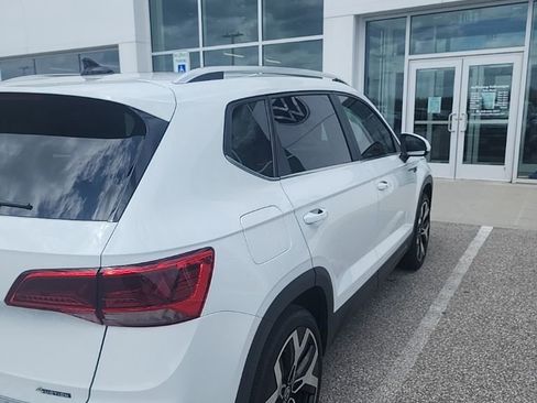 Used 2023 Volkswagen Taos SEL image 3